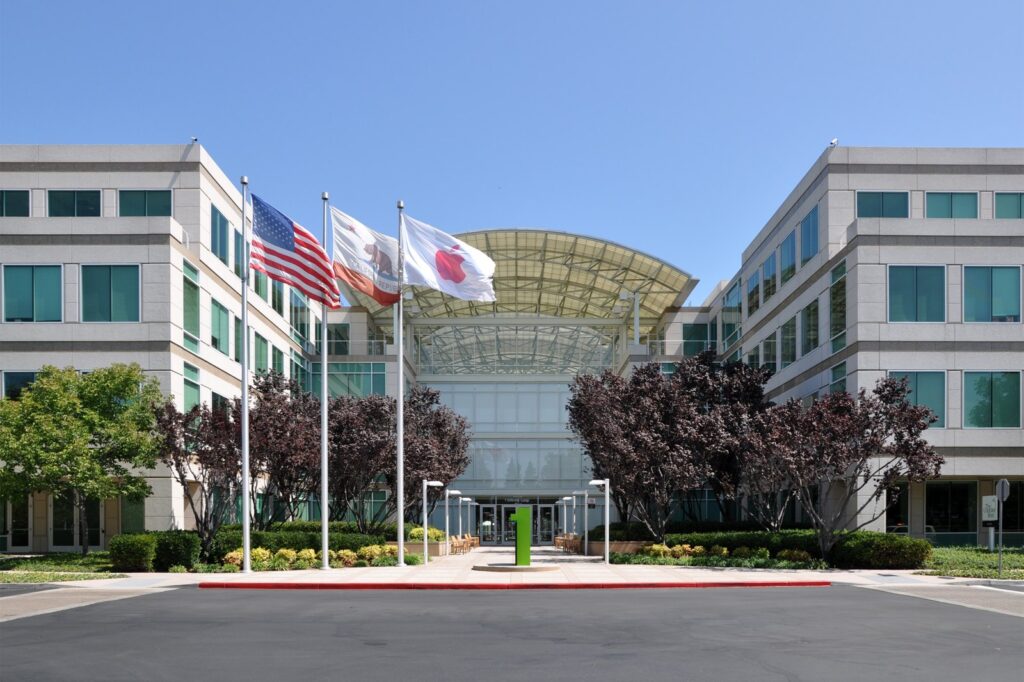 Apple\u2019s AI Overhaul Faces Siri\u2019s Limits vs. Chatbot Flex