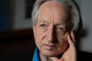 Hinton Resigns From Google to Warn Public About AI Risks