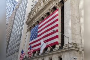 AI Boom Fuels 33% of US Growth, Risks Dual Correction